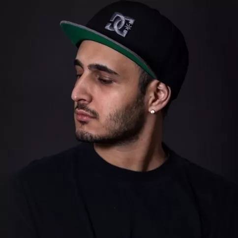 سپهر خلسه ادما منو نگاه میکردن عده ای هم صدام میکردن از سپهر خلسه